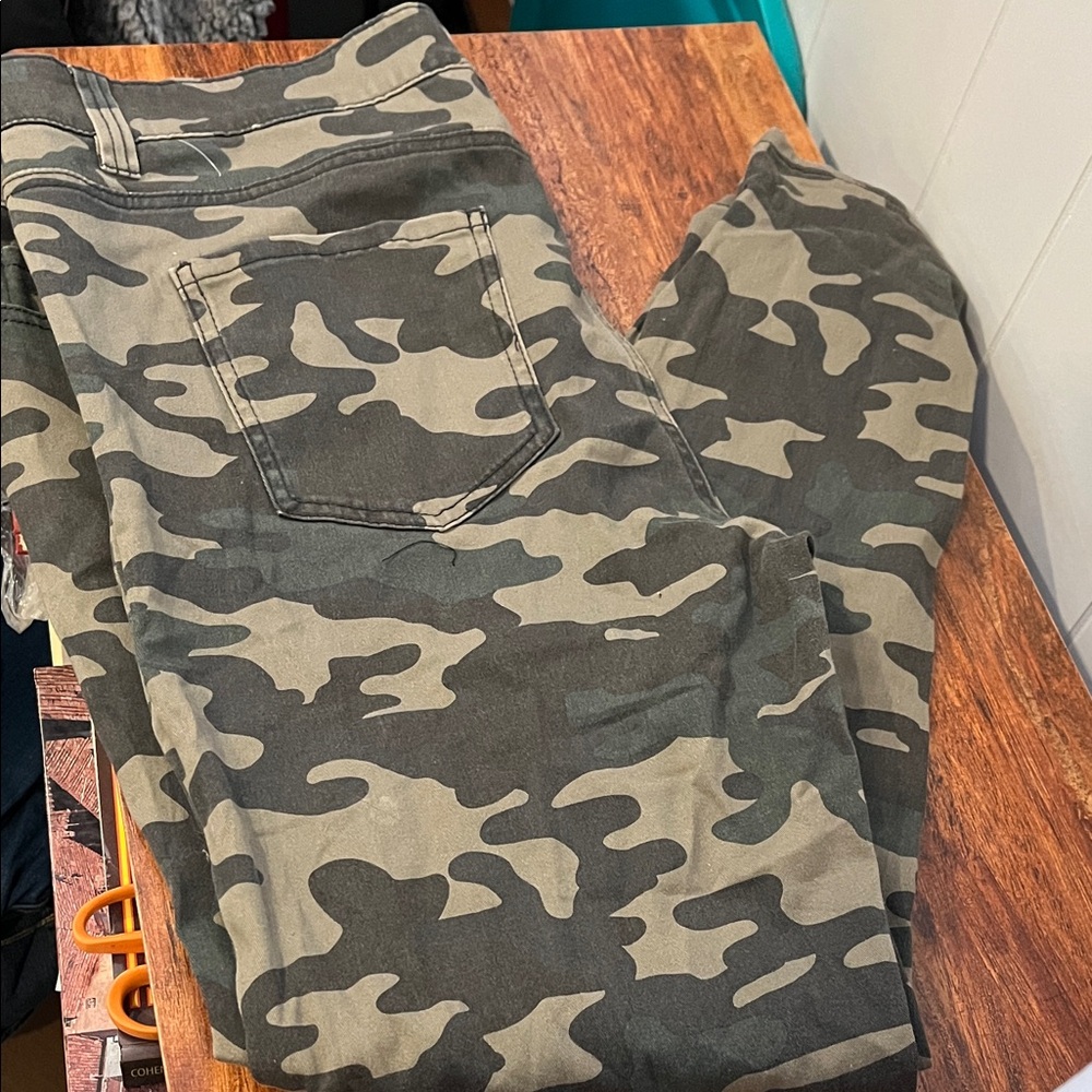 Forever 21 Plus Sized Camouflage Print Pants